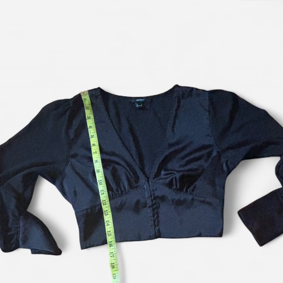 Forever 21 Women’s Black Satin Poly Blend Long Sleeve V-Neck Crop Blouse Size L - Picture 11 of 12